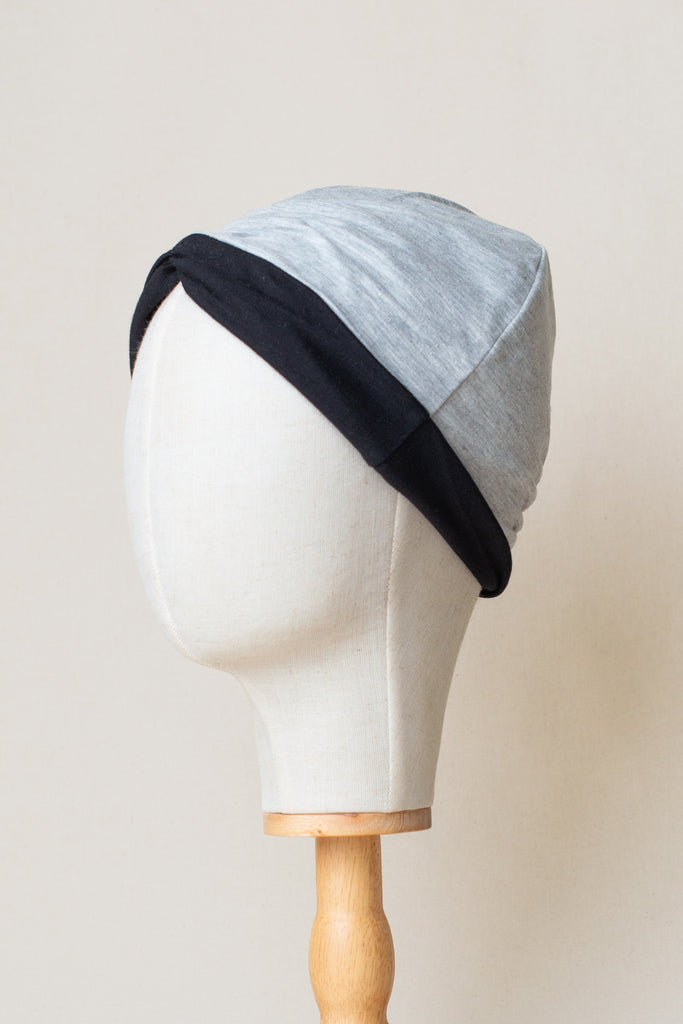 Turbante reversible de algodón orgánico color gris claro, detalle de interior negro