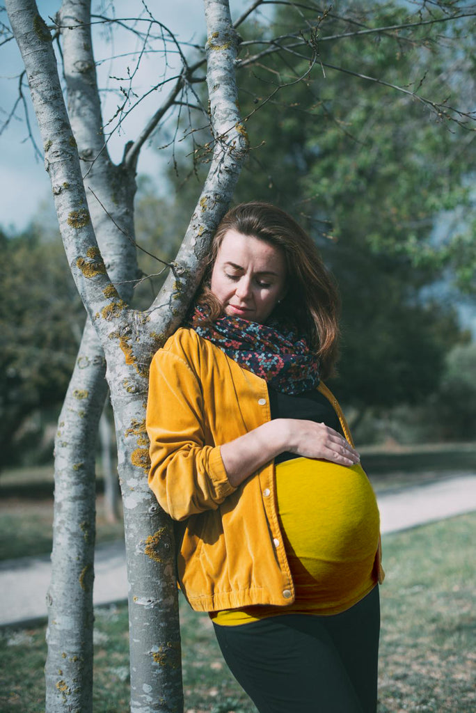 Mujer posando con Haramaki especial embarazo color amarillo de Happy Belly 