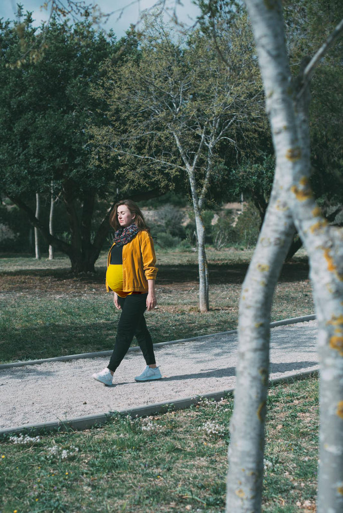 Mujer embarazada paseando con Haramaki especial embarazo Happy Belly 