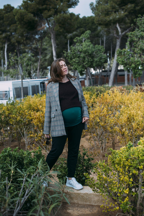 Mujer embarazada en un parque vistiendo Haramaki especial embarazo Happy Belly 